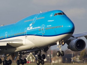 
Un incident de remorquage à Amsterdam a fait se percuter un Airbus A330 et un Boeing 747 de la compagnie aérienne KLM Royal Dut