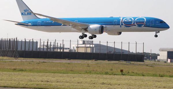 Le premier Boeing 787-10 Dreamliner de la compagnie aérienne KLM Royal Dutch Airlines s’est posé à Amsterdam, tandis que le p