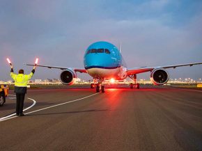 
KLM a annoncé la suspension jusqu à lundi des ventes de billets pour tous les vols au départ de l aéroport Amsterdam-Schiphol