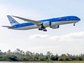 La compagnie aérienne KLM Royal Dutch Airlines proposera le mois prochain entre 25% et 30% des vols initialement prévus, le nomb