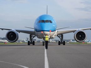 
La compagnie aérienne KLM Royal Dutch Airlines suspend à partir de vendredi l’intégralité de ses vols long-courriers, soit 