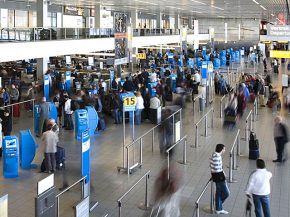 
L aéroport Amsterdam-Schiphol a annoncé qu il étendait l indemnisation des voyageurs ayant manqué leurs vols en raison des lo