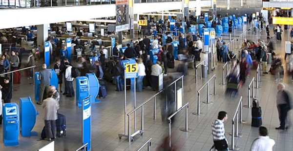 
En manque de personnel pour le service de sécurité, l’aéroport Amsterdam-Schiphol connaît de nouveau de très longues files