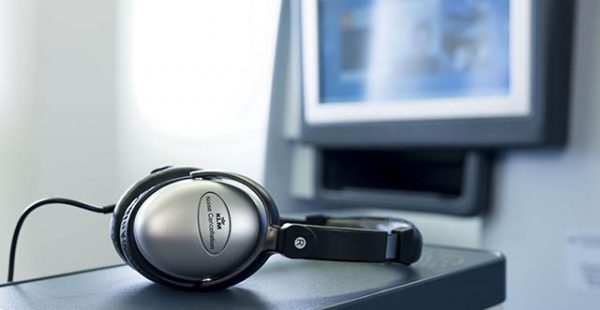 La compagnie aérienne KLM Royal Dutch Airlines diffuse désormais des films avec une description audio pour les passagers aveugle