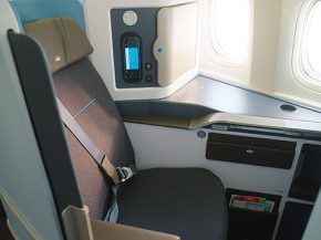 
La compagnie aérienne KLM Royal Dutch Airlines a présenté une nouvelle classe Affaires, destinée à sa flotte de Boeing 777.
