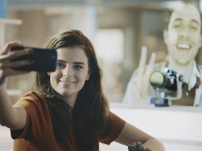 La compagnie aérienne KLM Royal Dutch Airlines a ouvert des bars   pop up » où les voyageurs peuvent recueillir des 