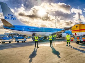 
La compagnie aérienne KLM Royal Dutch Airlines a opéré entre Amsterdam et Madrid le premier vol passager au monde alimenté en