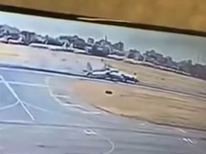 Un Antonov An-32 a rattrapé un An-30 roulant devant lui dans l’aéroport de la capitale du Soudan, le détruisant complètement
