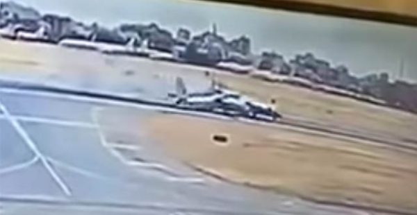 Un Antonov An-32 a rattrapé un An-30 roulant devant lui dans l’aéroport de la capitale du Soudan, le détruisant complètement