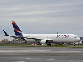 Un morceau du fuselage d’un Boeing 767-300 de la compagnie aérienne LATAM Airlines Chile s’est détaché en plein vol et a fi