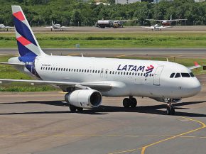 
Un Airbus A319 de LATAM Airlines a été contraint d atterrir avec une roue principale manquante après s être détaché de l av