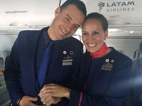 Le Pape François a célébré à 34.000 pieds le mariage entre une hôtesse de l’air et un steward de la compagnie aérienne LA