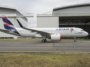
Un Airbus A320 avec 102 passagers à bord de LATAM Peru est entré hier en collision avec un camion de pompiers qui circulait sur
