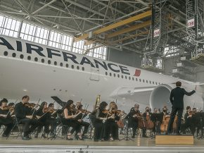 
Un Airbus A350 de la compagnie aérienne Air France a servi de toile de fond au ballet   L’Oiseau de feu » d’Igor Stravinsk