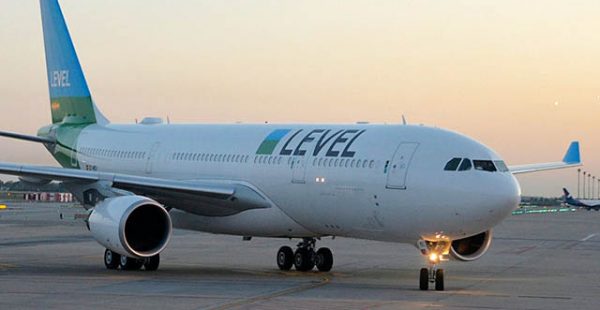 Deux des trois avions de la compagnie aérienne low cost long-courrier Level France ont quitté leur base à Paris-Orly mardi, pou