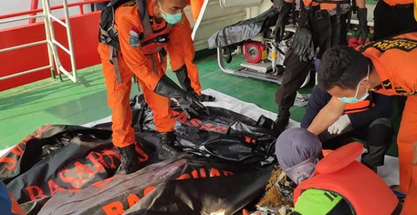 Des plongeurs auraient récupéré les boîtes noires du Boeing 737 MAX 8 de la low cost Lion Air, qui s’est écrasé en mer lun