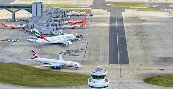L’aéroport de Londres-Gatwick a été obligé mercredi soir de fermer son unique piste suite à l’observation de plusieurs dr