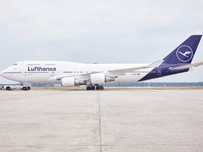 La compagnie aérienne Lufthansa a reçu son premier Boeing 747-400 décoré de la nouvelle nouvelle livrée, au bleu plus clair a