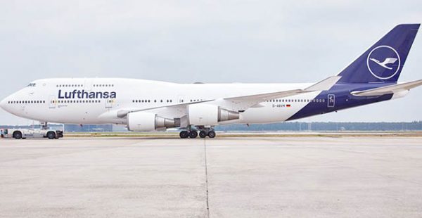 La compagnie aérienne Lufthansa a reçu son premier Boeing 747-400 décoré de la nouvelle nouvelle livrée, au bleu plus clair a