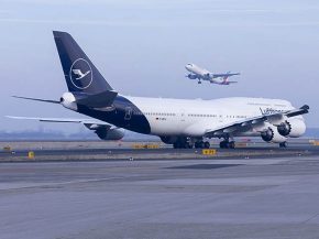 La compagnie aérienne Lufthansa va réviser sa nouvelle livrée présentée il y a trois semaines, le bleu apparaissant presque n