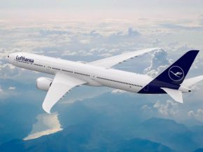 
Le groupe Lufthansa est en négociations avec Airbus et Boeing pour convertir ses commandes actuelles de gros-porteurs vers des m