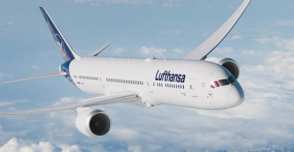 
Le premier des 32 Boeing 787-9 Dreamliner attendus par la compagnie aérienne Lufthansa a été photographié aux USA avant des e