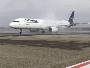 Les deux premiers avions de la compagnie aérienne Lufthansa arborant sa nouvelle livrée bleue et blanche ont fait des apparition