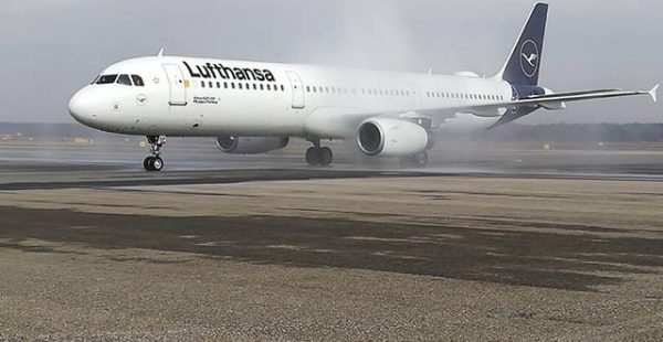 Les deux premiers avions de la compagnie aérienne Lufthansa arborant sa nouvelle livrée bleue et blanche ont fait des apparition