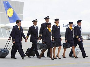 
La compagnie aérienne allemande Lufthansa prépare en coulisse une petite révolution esthétique : après près d’un quart de