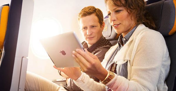 
Lufthansa a annoncé son intention d offrir des messages gratuits à bord aux clients des vols court et moyen-courriers afin de p