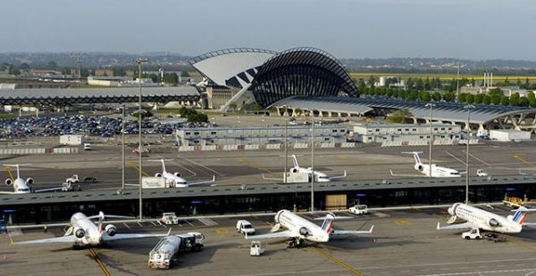 Louer sa voiture en un clic depuis son mobile, ce sera une première sur un aéroport français, annonce l aéroport de Lyon Saint