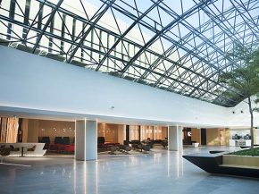 La compagnie aérienne Middle East Airlines a dévoilé le salon Cedar complètement rénové dans sa base à l’aéroport de Bey