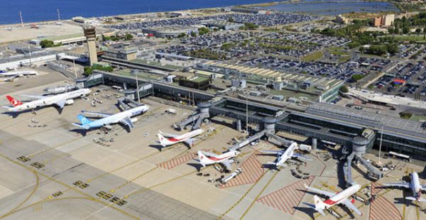 
Des salariés de la compagnie aérienne Air France ont manifesté hier à l’aéroport Provence contre la fermeture annoncée de