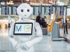 L aéroport de Munich et la compagnie aérienne Lufthansa ont lancé les essais du robot humanoïde Josie Pepper pour fournir des 