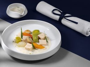 
La compagnie aérienne Air France a dévoilé de nouveaux menus en classe Affaires pour les passagers de classe Affaires au dépa