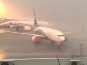 Un Boeing 737 de la compagnie aérienne Oman Air a été soufflé par une violente tempête à l’aéroport de Mascate, tandis qu