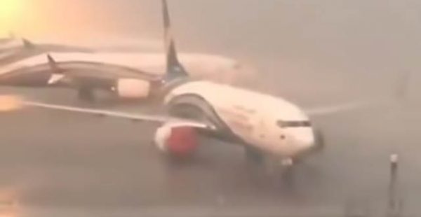 Un Boeing 737 de la compagnie aérienne Oman Air a été soufflé par une violente tempête à l’aéroport de Mascate, tandis qu