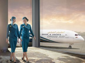 La compagnie nationale du Sultanat d’Oman a présenté les nouveaux uniformes de ses hôtesses de l’air et stewards, après av