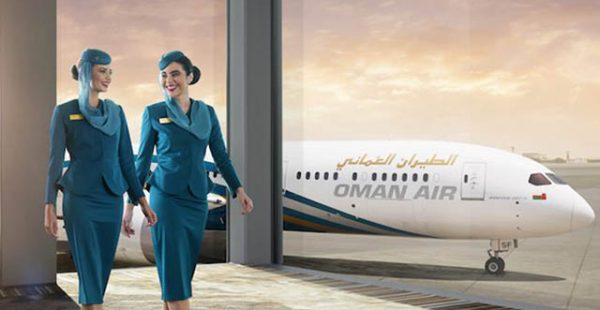 La compagnie nationale du Sultanat d’Oman a présenté les nouveaux uniformes de ses hôtesses de l’air et stewards, après av