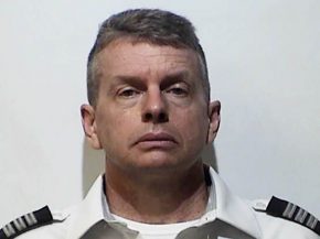 L’embarquement d’un vol de la compagnie aérienne American Airlines a été interrompu quand le pilote a été arrêté pour u