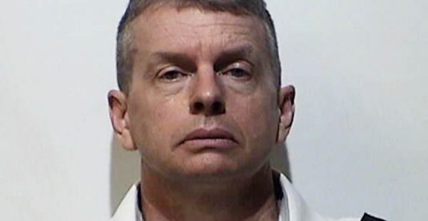 L’embarquement d’un vol de la compagnie aérienne American Airlines a été interrompu quand le pilote a été arrêté pour u