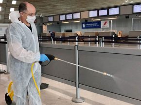 
Les aéroports de Paris-CDG et Orly annoncent un renforcement dans leurs terminaux des mesures sanitaires pour lutter contre la p
