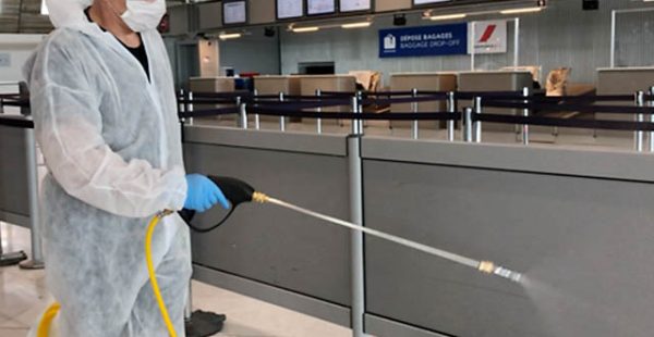 Depuis hier et le début du déconfinement en France, le Groupe ADP distribue gratuitement des masques aux passagers qui en sont d