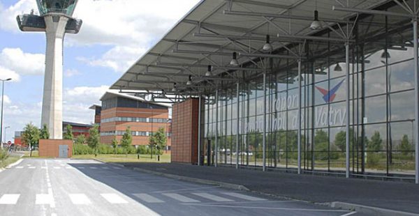 
L Airbus A340 de la compagnie roumaine Legend Airlines, immobilisé depuis quatre jours à l aéroport Paris-Vatry en raison de s