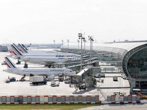 
Un collectif d’associations demande au gouvernement de plafonner le trafic à l’aéroport de Roissy à 440.000 vols par an, p