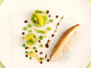 La chef étoilée Anne-Sophie Pic signe de nouvelles créations culinaires dans la classe Affaires de la compagnie aérienne. Air 