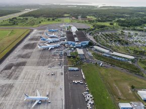 
L’aéroport de Pointe à Pitre-Guadeloupe Pôle Caraïbes a   inauguré » sa piste renforcée après neuf mois de t