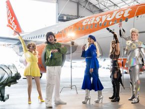 
Dans sa dernière campagne de brand content, disponible sur les réseaux sociaux easyJet, le personnel de cabine de la compagnie 