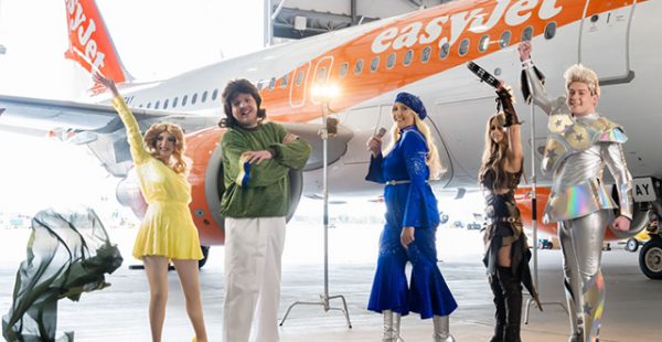 
Dans sa dernière campagne de brand content, disponible sur les réseaux sociaux easyJet, le personnel de cabine de la compagnie 