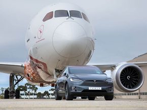 Un SUV Tesla Model X P100D a tracté sur plusieurs centaines de mètres un Boeing 787-9 Dreamliner de la compagnie aérienne Qanta